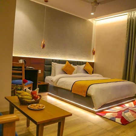 Four Leaf Hotel - Sapphire Blue, Benares Buitenkant foto