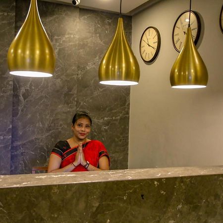 Four Leaf Hotel - Sapphire Blue, Benares Buitenkant foto