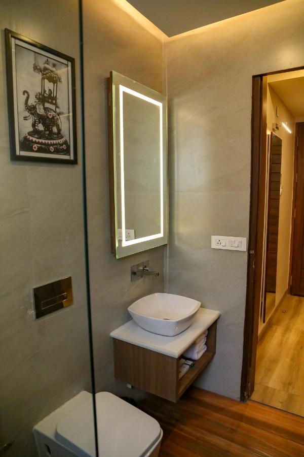 Four Leaf Hotel - Sapphire Blue, Benares Buitenkant foto