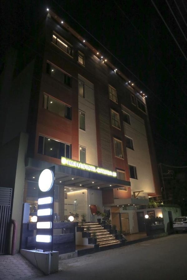 Four Leaf Hotel - Sapphire Blue, Benares Buitenkant foto