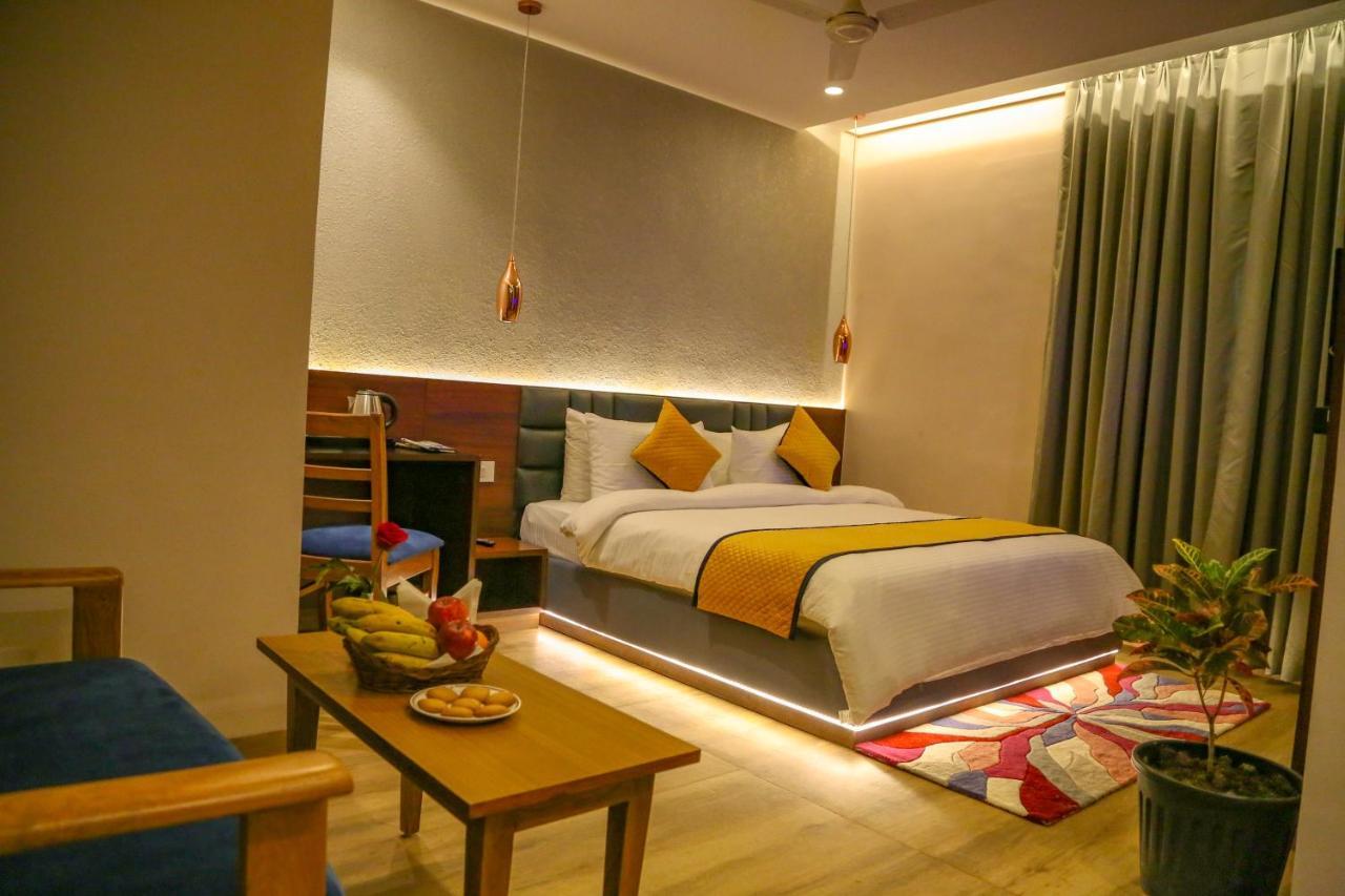 Four Leaf Hotel - Sapphire Blue, Benares Buitenkant foto
