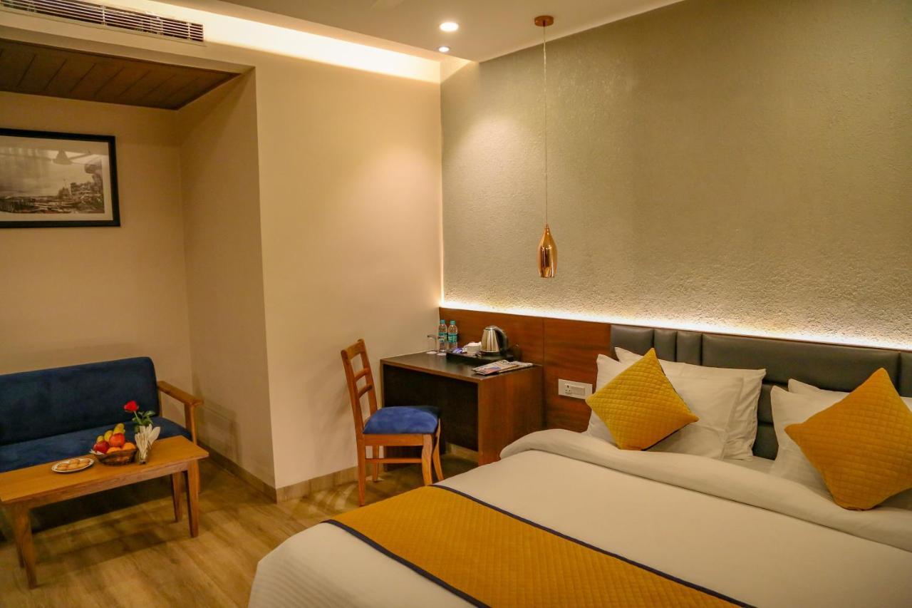 Four Leaf Hotel - Sapphire Blue, Benares Buitenkant foto