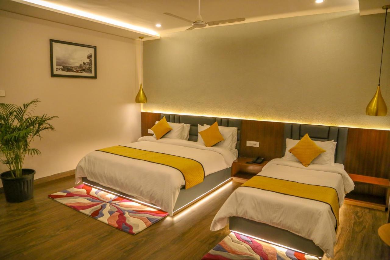 Four Leaf Hotel - Sapphire Blue, Benares Buitenkant foto