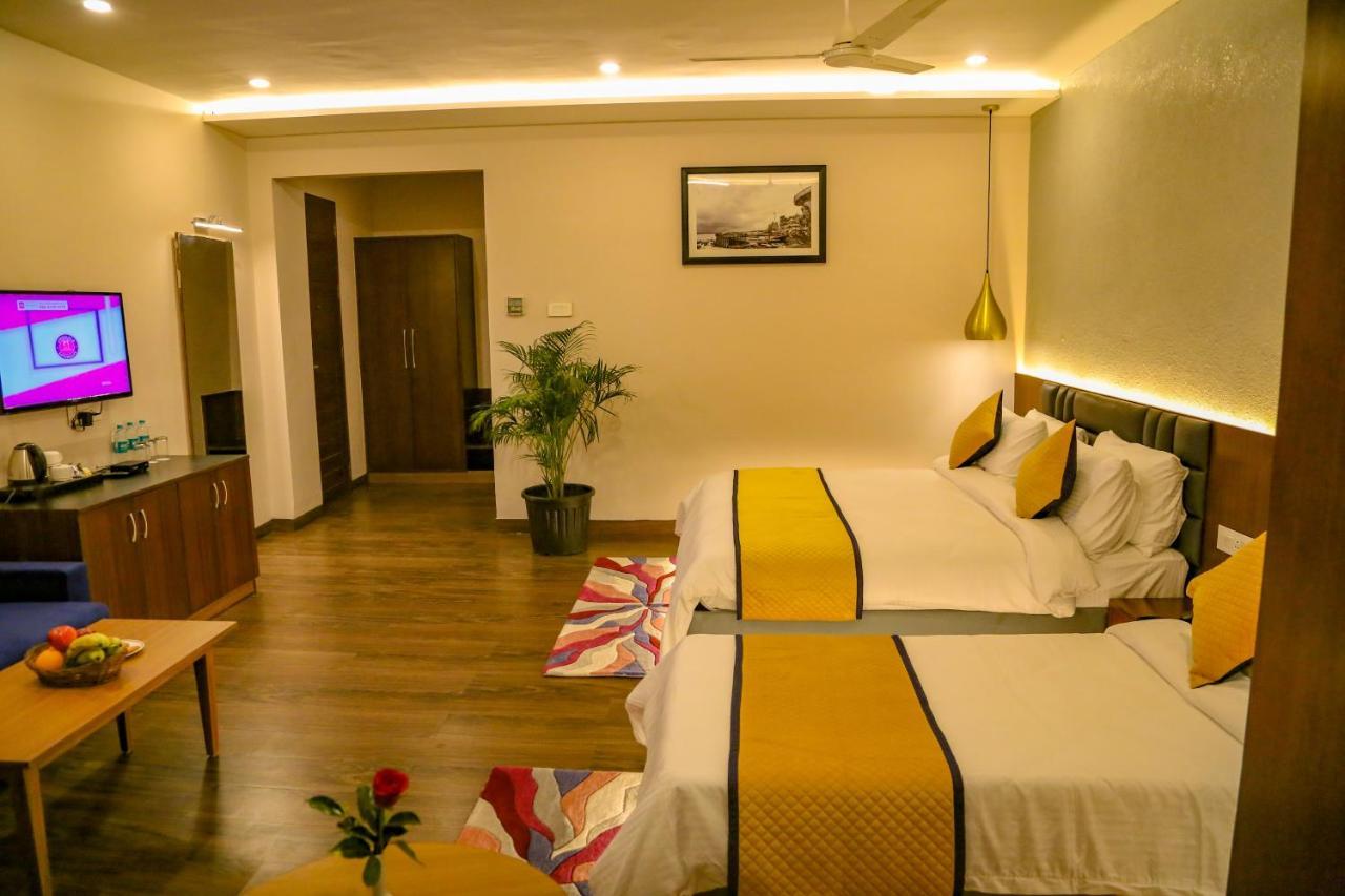 Four Leaf Hotel - Sapphire Blue, Benares Buitenkant foto