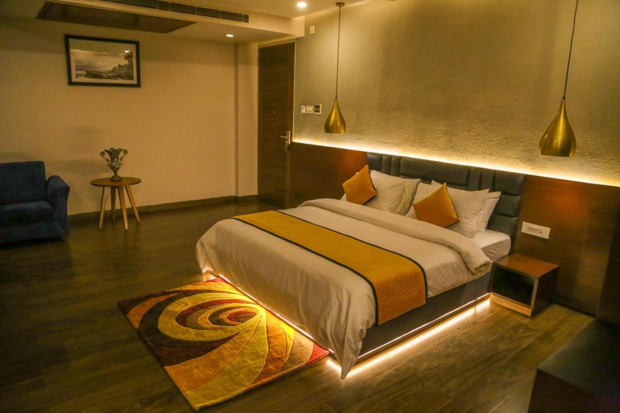 Four Leaf Hotel - Sapphire Blue, Benares Buitenkant foto