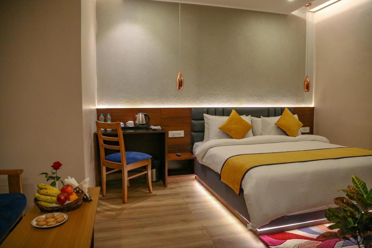 Four Leaf Hotel - Sapphire Blue, Benares Buitenkant foto
