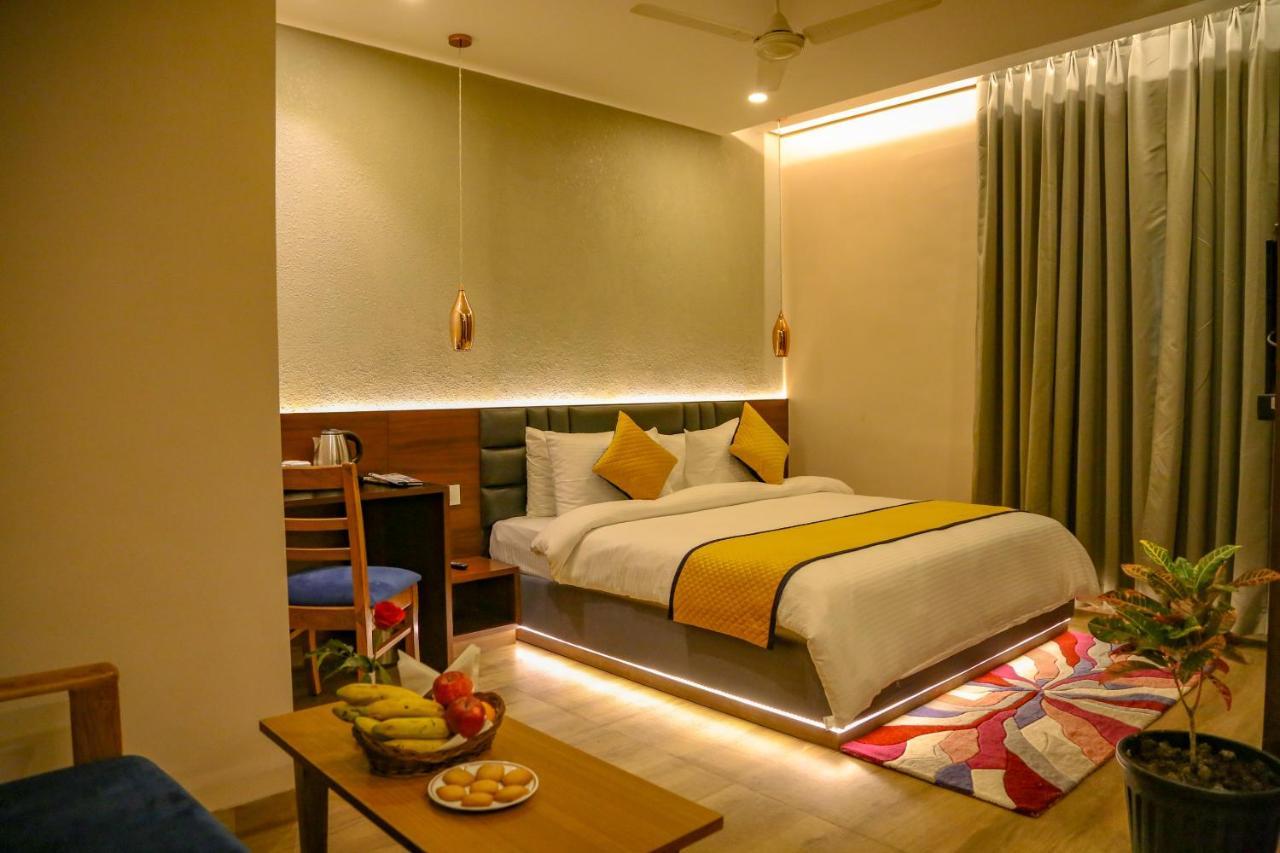 Four Leaf Hotel - Sapphire Blue, Benares Buitenkant foto