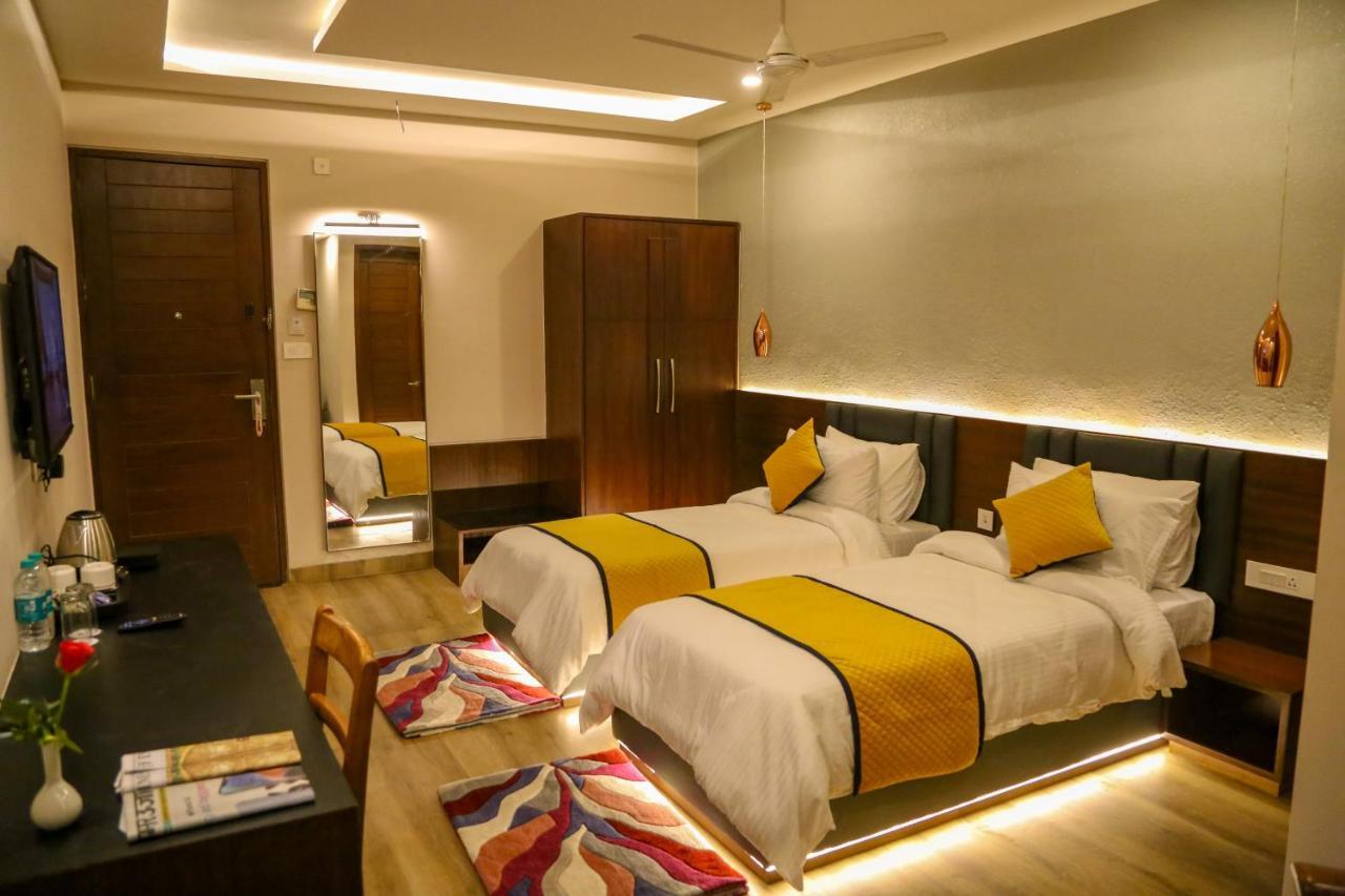 Four Leaf Hotel - Sapphire Blue, Benares Buitenkant foto