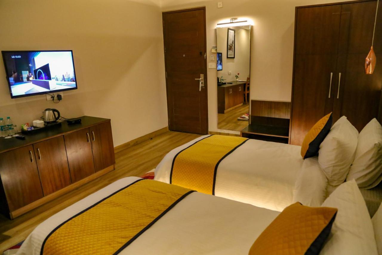Four Leaf Hotel - Sapphire Blue, Benares Buitenkant foto