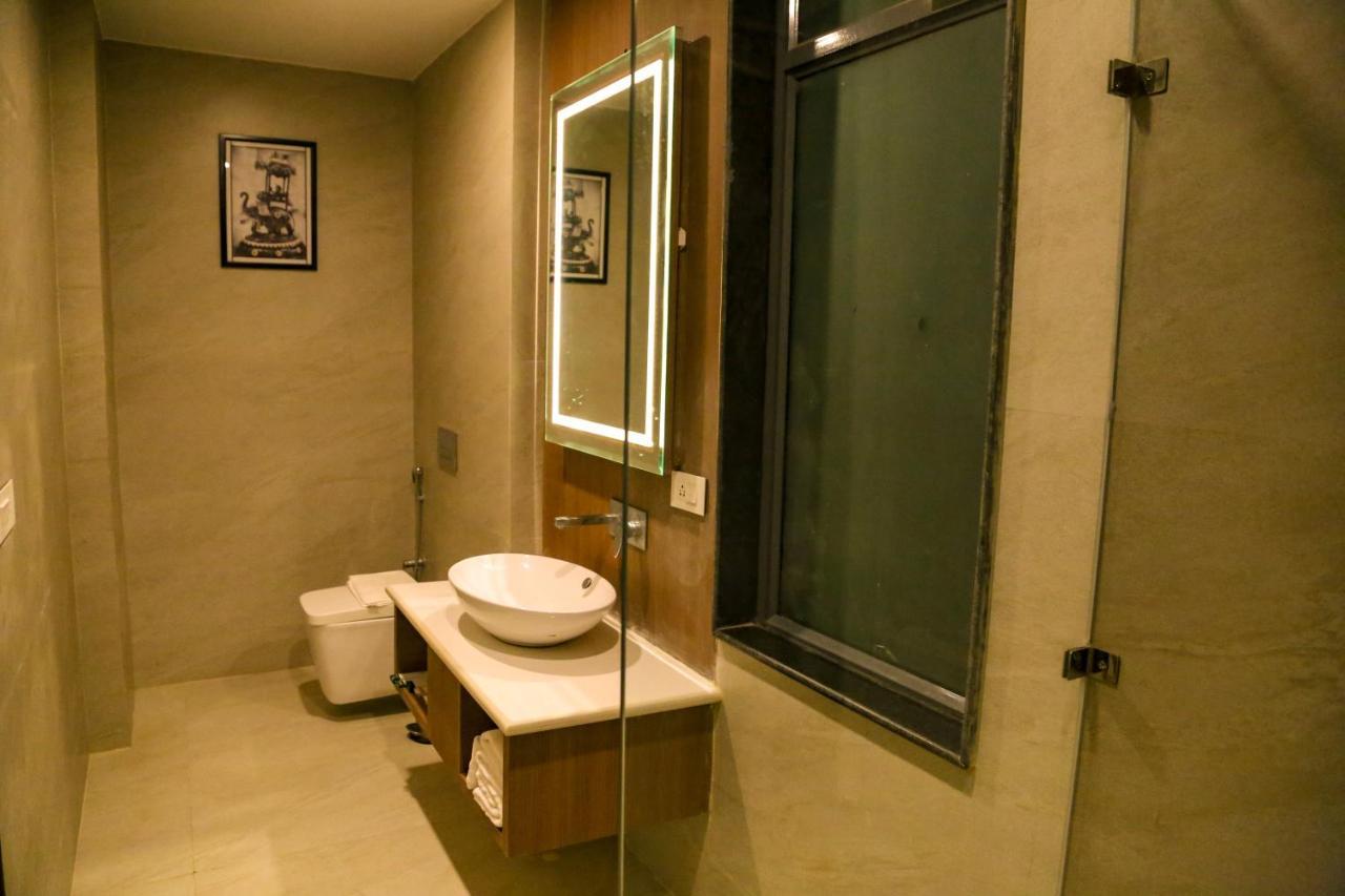 Four Leaf Hotel - Sapphire Blue, Benares Buitenkant foto