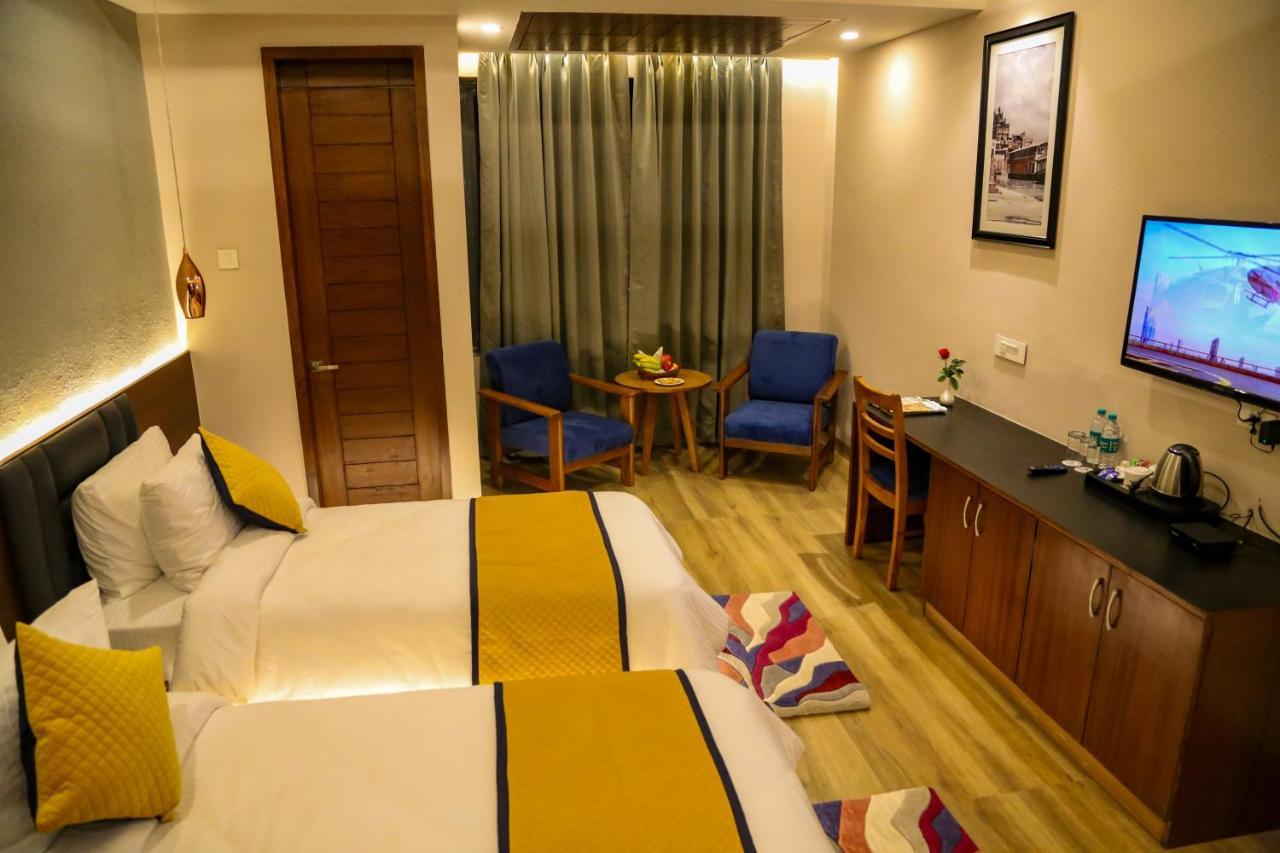 Four Leaf Hotel - Sapphire Blue, Benares Buitenkant foto