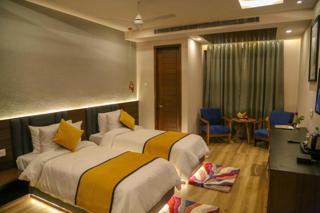 Four Leaf Hotel - Sapphire Blue, Benares Buitenkant foto