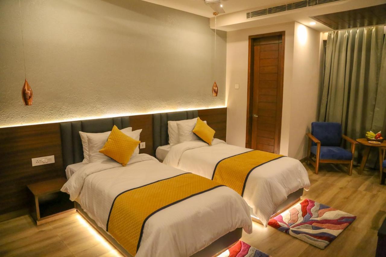 Four Leaf Hotel - Sapphire Blue, Benares Buitenkant foto