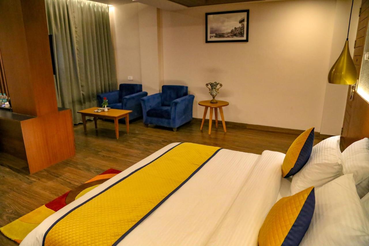 Four Leaf Hotel - Sapphire Blue, Benares Buitenkant foto