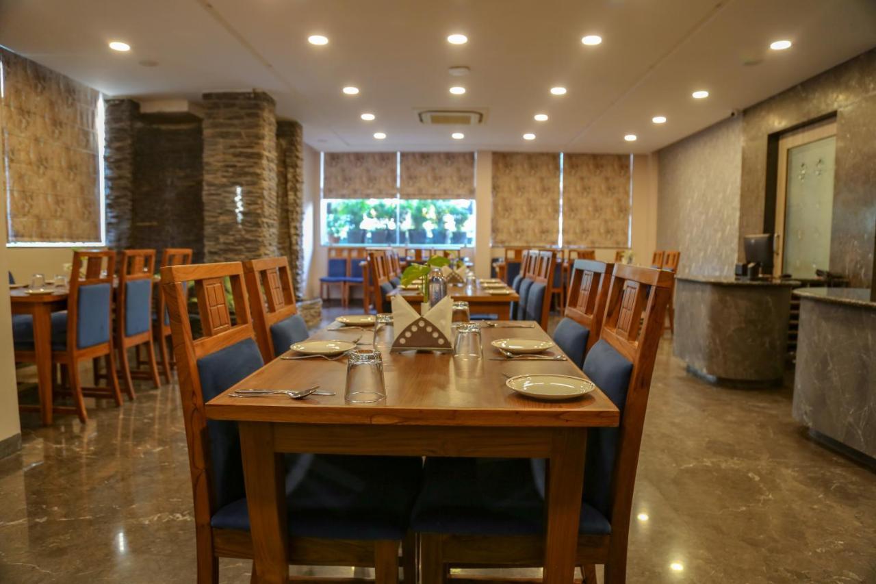 Four Leaf Hotel - Sapphire Blue, Benares Buitenkant foto