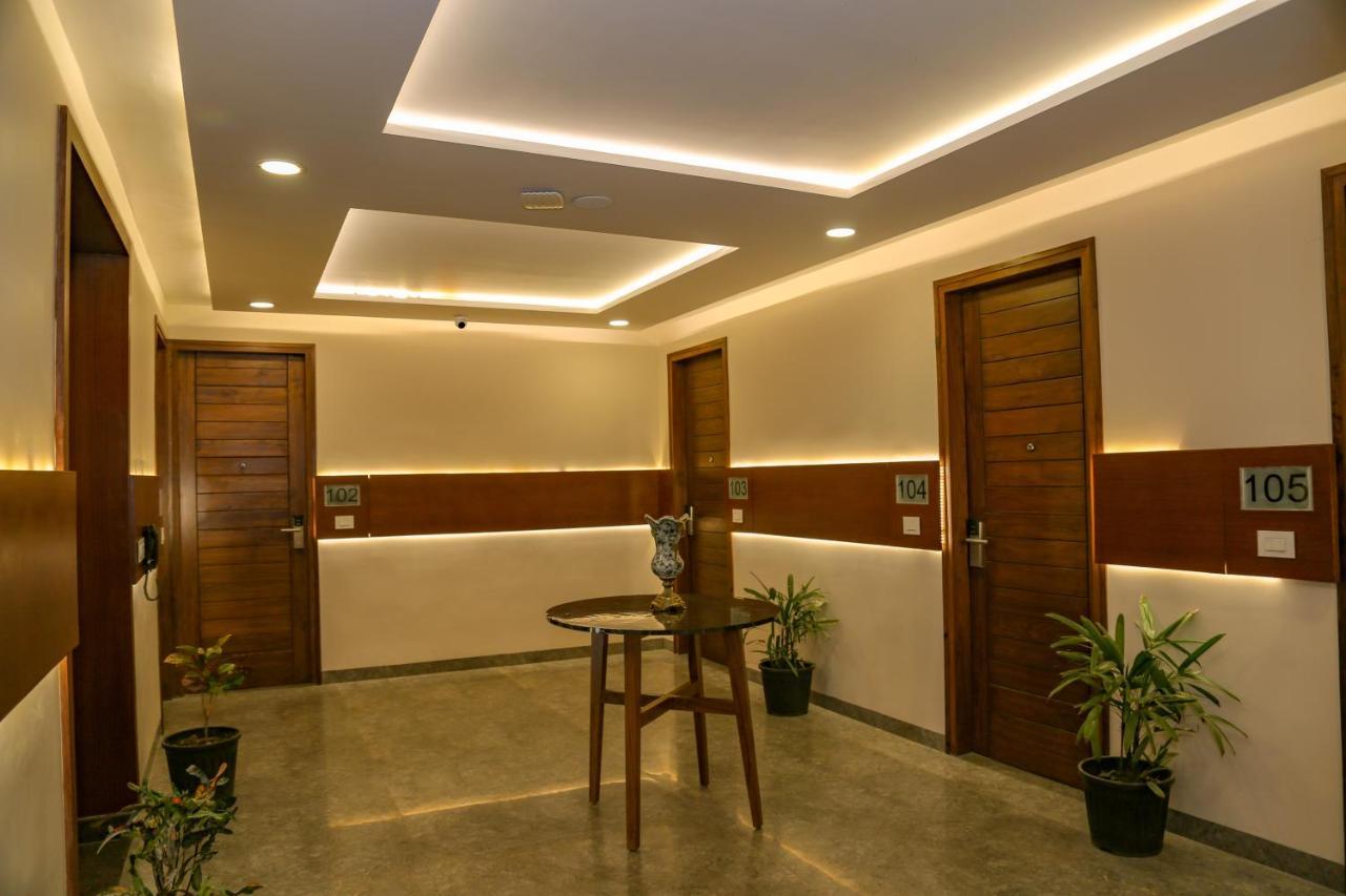 Four Leaf Hotel - Sapphire Blue, Benares Buitenkant foto