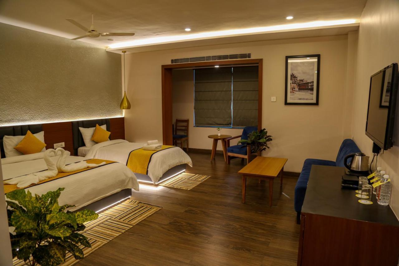 Four Leaf Hotel - Sapphire Blue, Benares Buitenkant foto