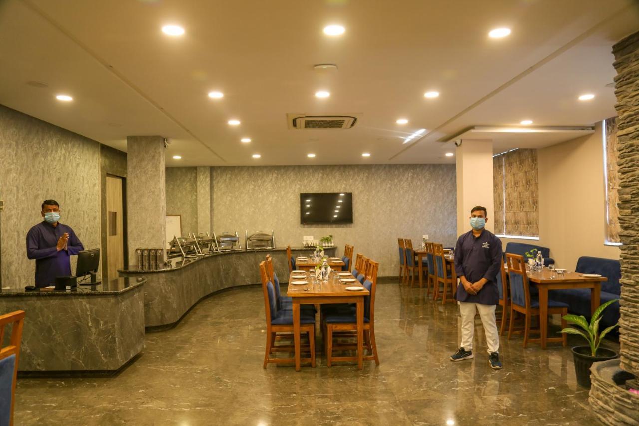 Four Leaf Hotel - Sapphire Blue, Benares Buitenkant foto