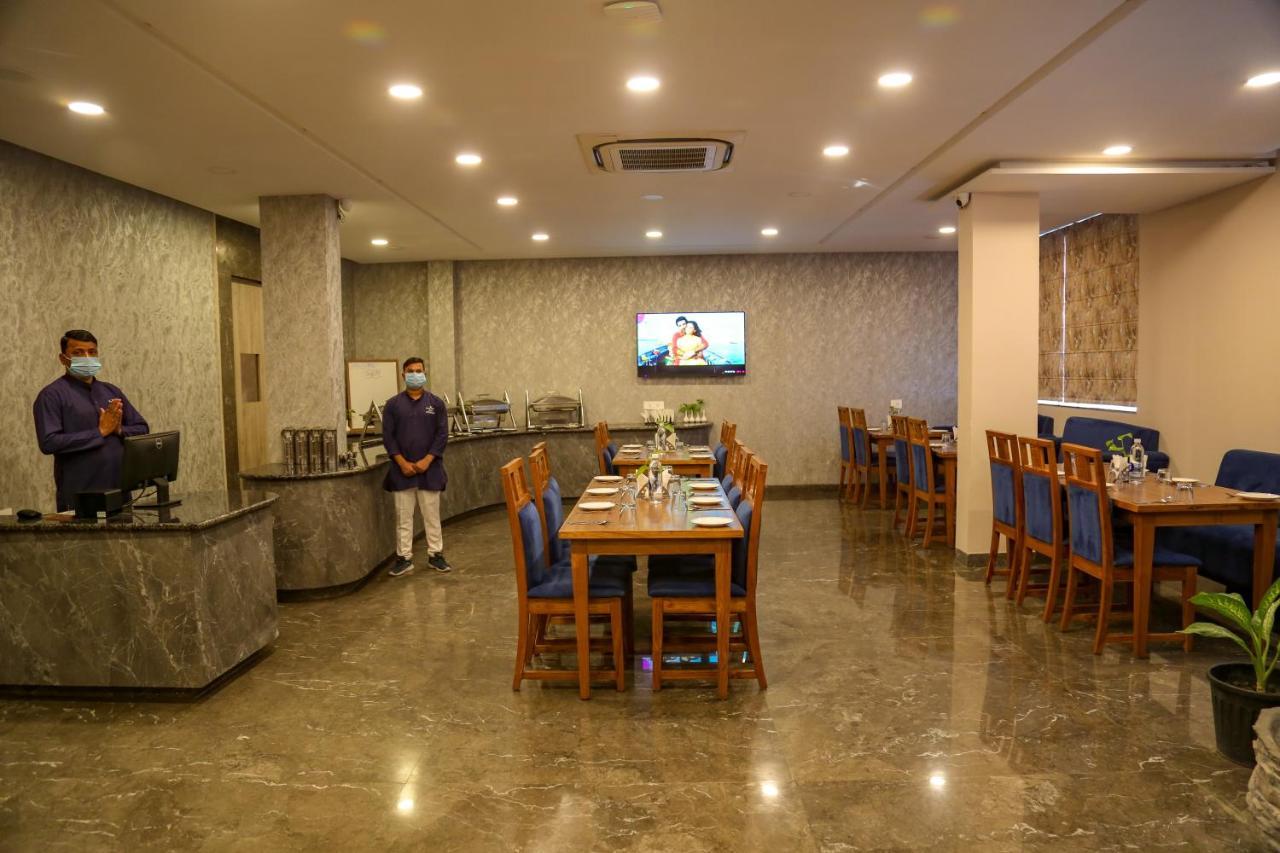 Four Leaf Hotel - Sapphire Blue, Benares Buitenkant foto