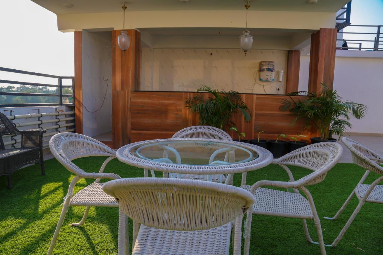 Four Leaf Hotel - Sapphire Blue, Benares Buitenkant foto