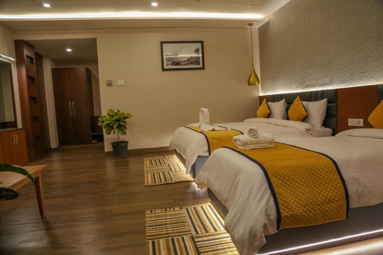 Four Leaf Hotel - Sapphire Blue, Benares Buitenkant foto