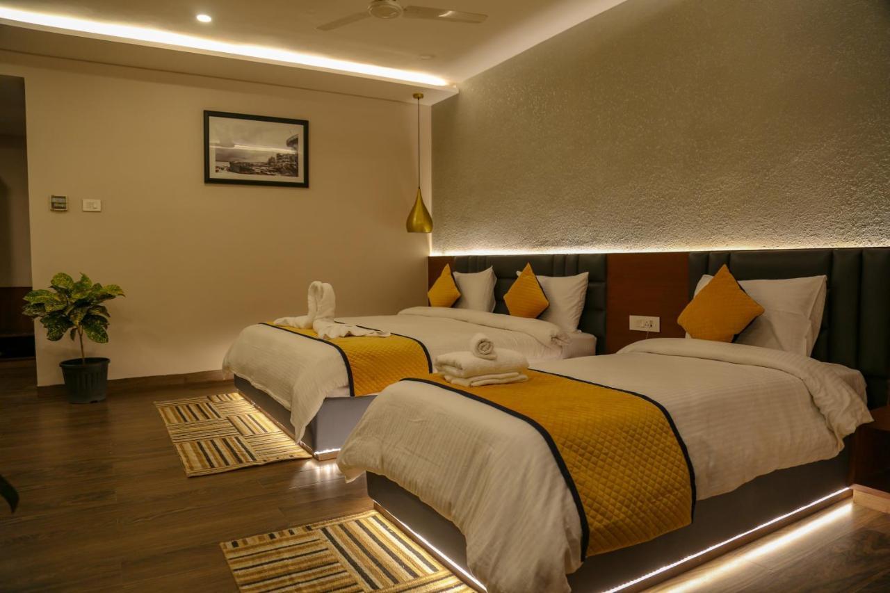Four Leaf Hotel - Sapphire Blue, Benares Buitenkant foto