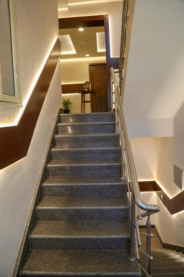 Four Leaf Hotel - Sapphire Blue, Benares Buitenkant foto