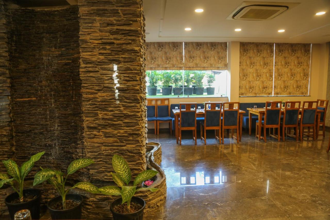 Four Leaf Hotel - Sapphire Blue, Benares Buitenkant foto