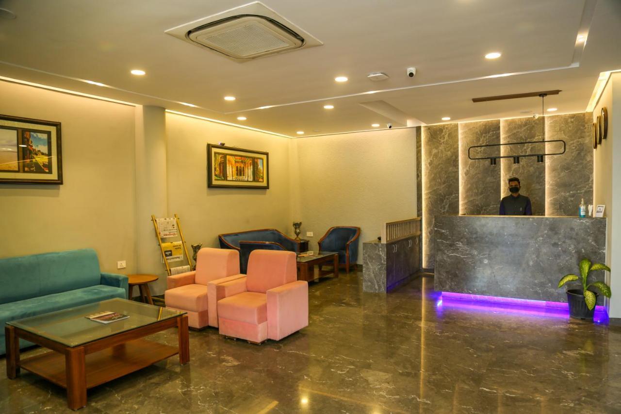 Four Leaf Hotel - Sapphire Blue, Benares Buitenkant foto