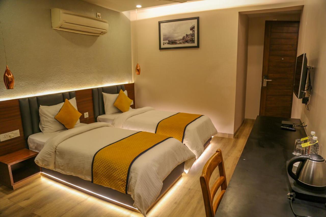 Four Leaf Hotel - Sapphire Blue, Benares Buitenkant foto