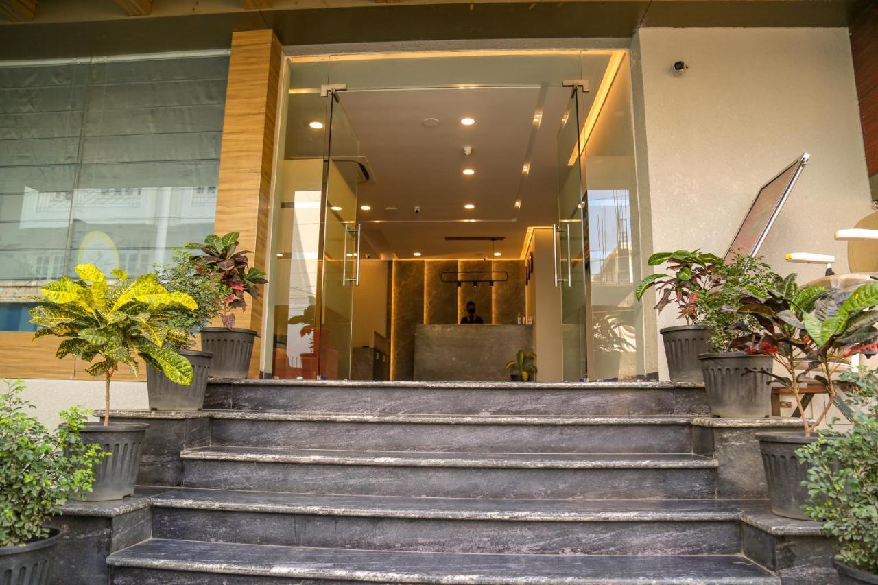 Four Leaf Hotel - Sapphire Blue, Benares Buitenkant foto