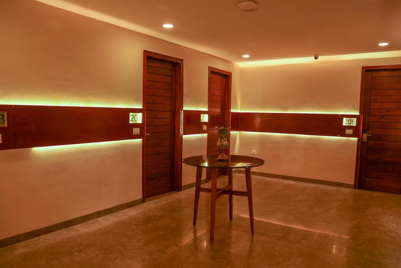 Four Leaf Hotel - Sapphire Blue, Benares Buitenkant foto