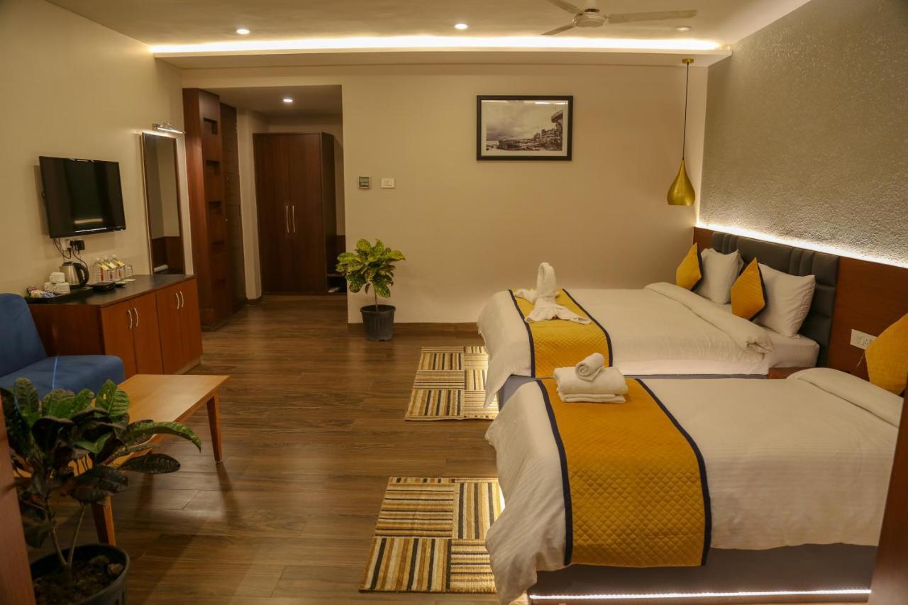 Four Leaf Hotel - Sapphire Blue, Benares Buitenkant foto