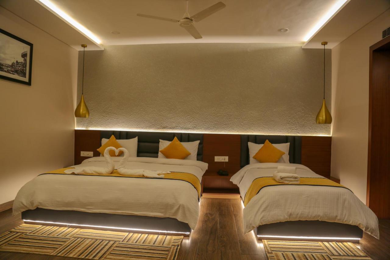 Four Leaf Hotel - Sapphire Blue, Benares Buitenkant foto