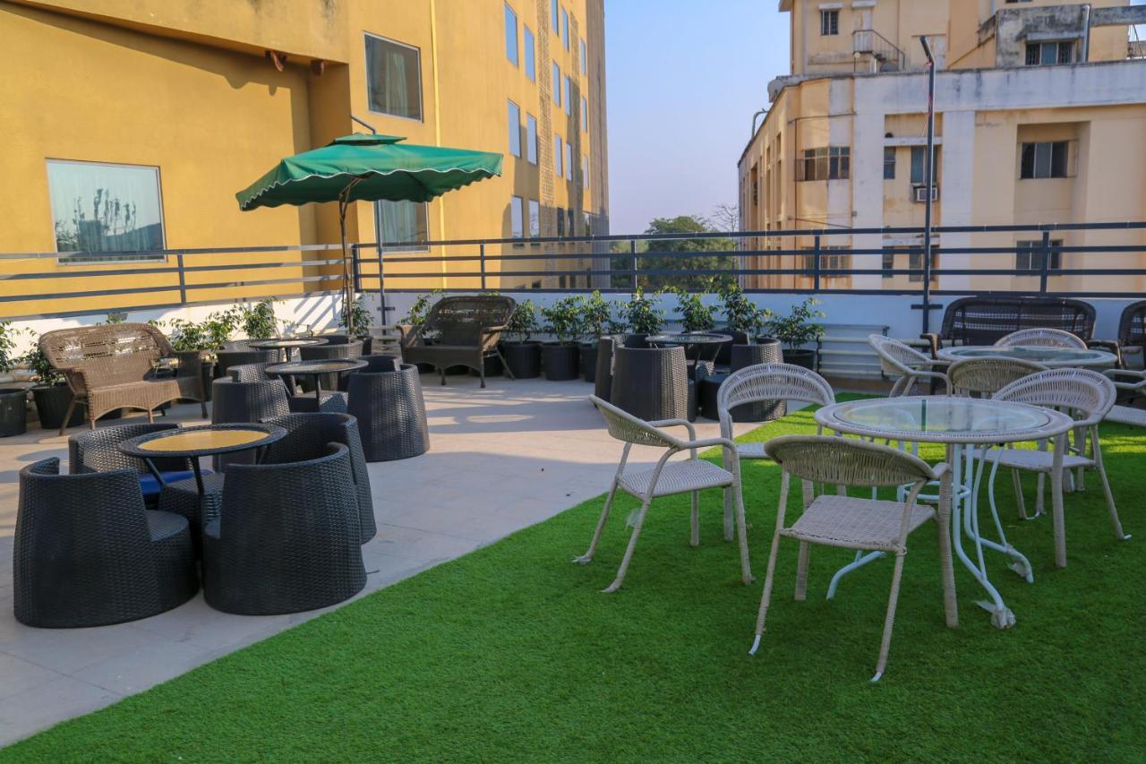 Four Leaf Hotel - Sapphire Blue, Benares Buitenkant foto